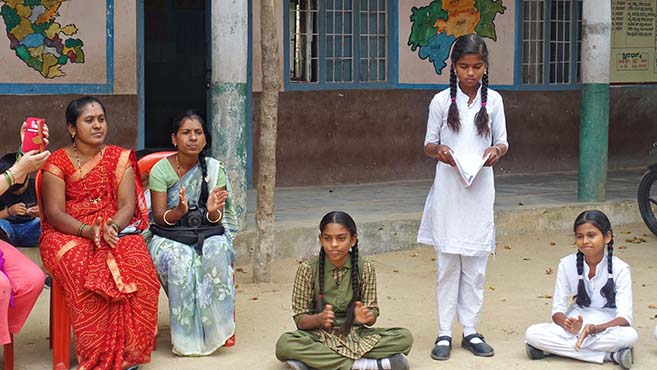 Parlement d'enfants dans le village de Mudamaguddi