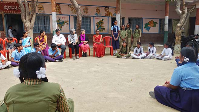 Parlement d'enfants dans le village de Mudamaguddi