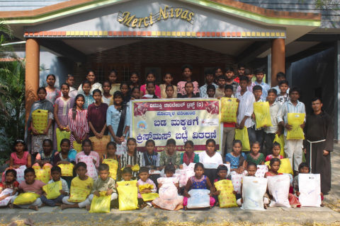 groupe d'enfants recevant cadeaux